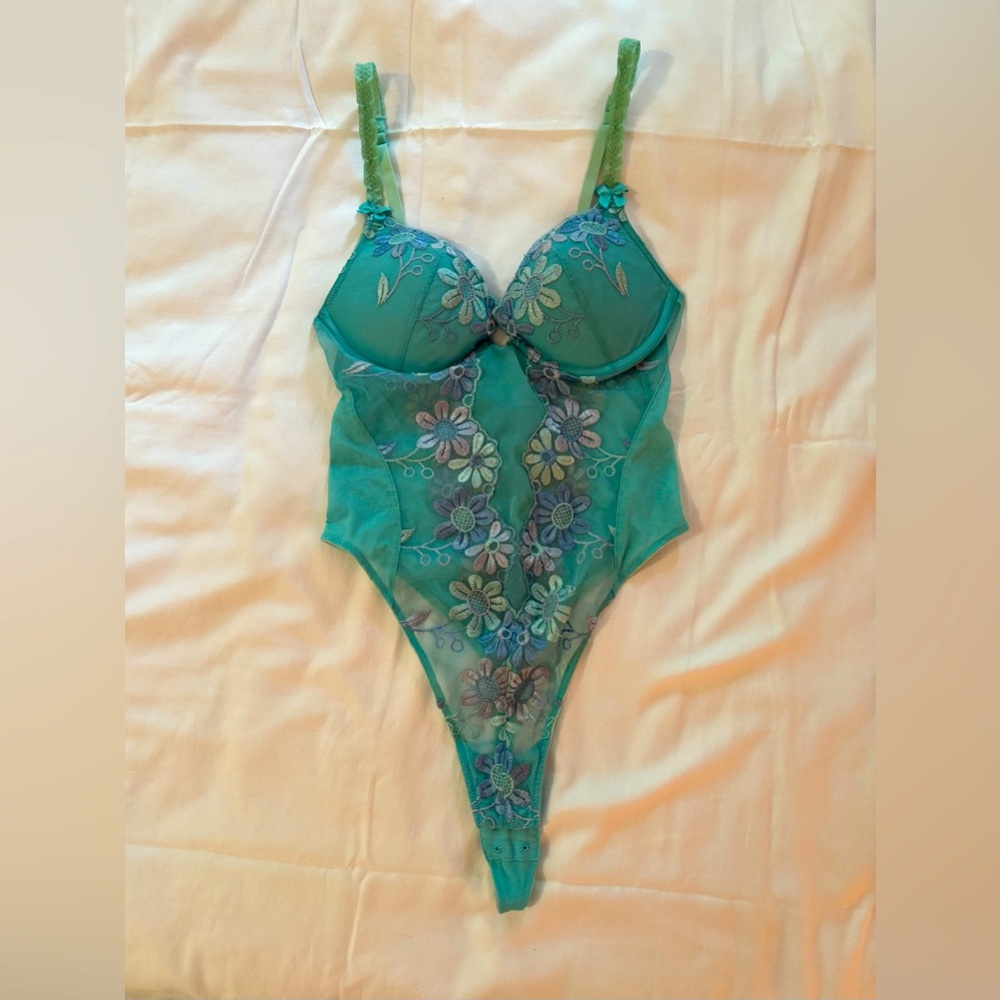 Vintage Victoria’s Secret lacy padded bust thong teddy - 34B
